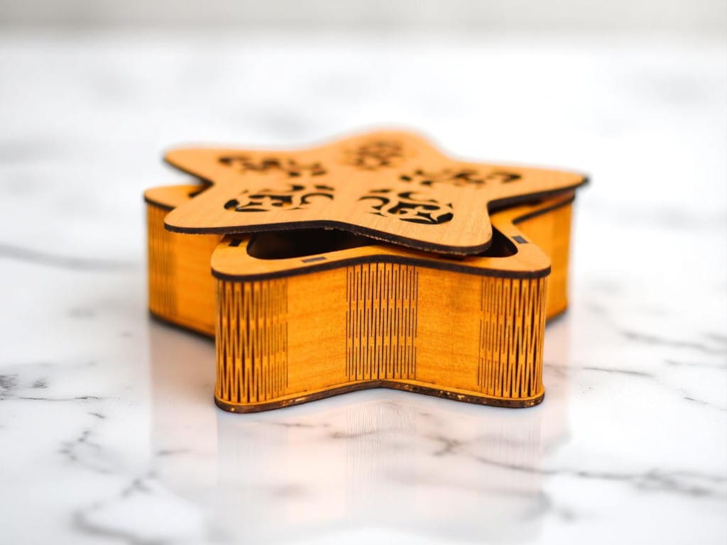 Laser Cut Star Shaped Wooden Gift Box with Lid