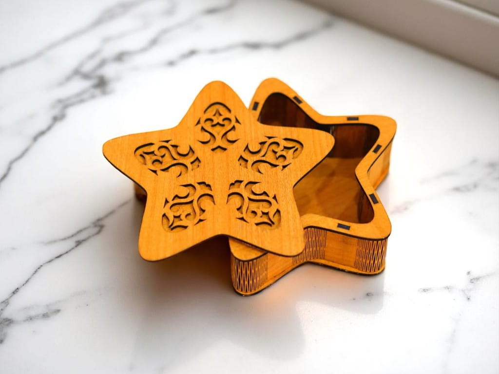 Laser Cut Star Shaped Wooden Gift Box with Lid