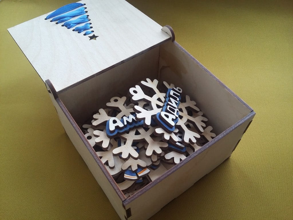 Laser Cut Christmas Gift Box with Christmas Tree Toys