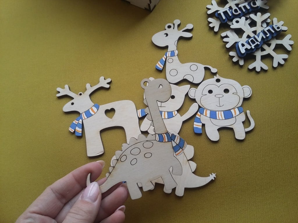 Laser Cut Christmas Gift Box with Christmas Tree Toys